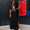 Modelo con el Vestido Largo Cruela negro de Pepa Rodríguez, un diseño exclusivo con estampado frontal y abertura lateral.
